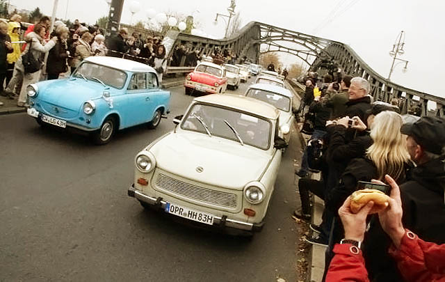 Ratusan Trabant Klasik Peringati 25 Tahun Runtuhnya Tembok Berlin  