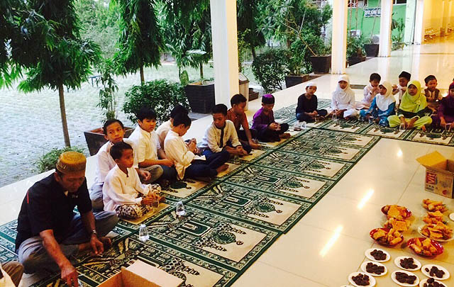 Ramadhan-nya Triple C: Dari Long Touring Hingga Santuni Anak Yatim  