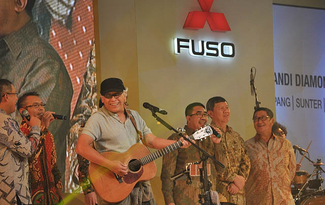 Iwan Fals Buka Rangkaian 55 Event 'Truck Campaign' Mitsubishi Fuso  
