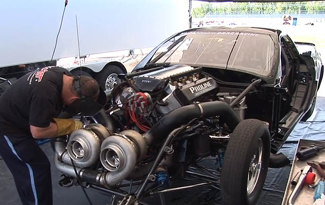 Video: Duel Cadillac vs Corvette Bertenaga 3.000 HP!  