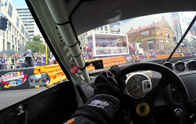 Video: Drifting Mendebarkan Melewati Kolong Truk!  