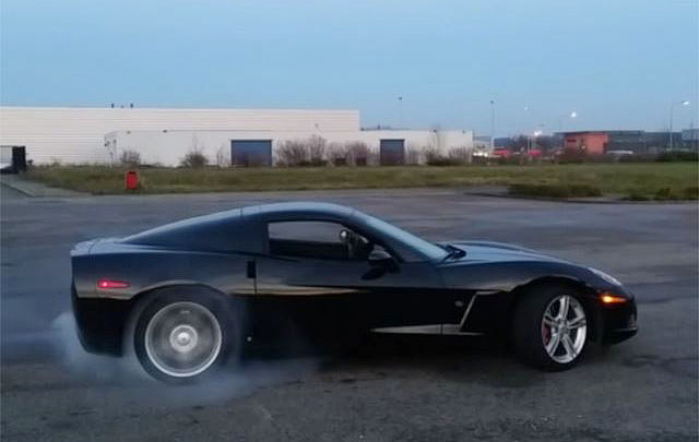Wow, Mobil Corvette Ini Bisa Dikemudikan Lewat Remote Control! (Video)  