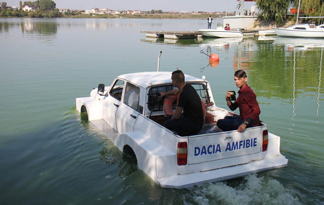 Video: Pick-up Amfibi Dacia dari Romania!  