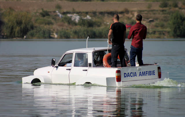 Video: Pick-up Amfibi Dacia dari Romania!  