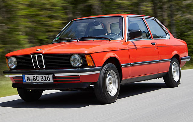 Video: Evolusi BMW Seri 3 1975-2016  