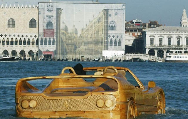 Wow, 'Ferrari' dari Kayu Ini Bisa Melaju Diatas Air! (Video)  