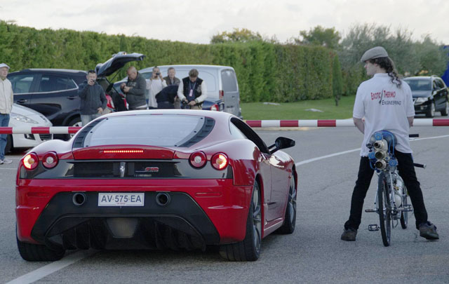 Video: Sepeda Bermesin Roket Kalahkan Ferrari F430!  