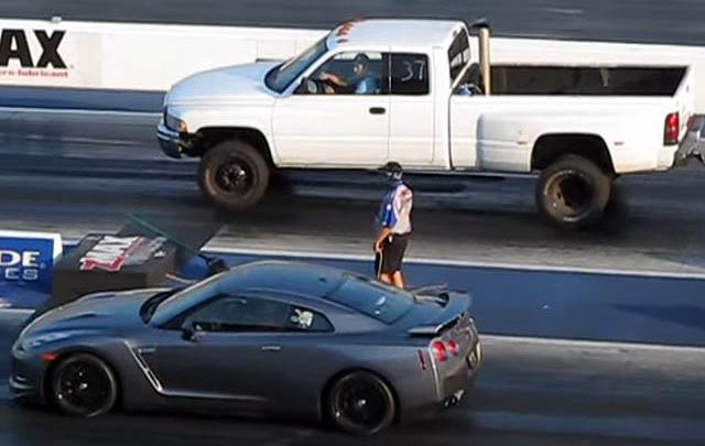 Video: Adu Cepat Nissan GT-R vs Mobil Pickup, Siapa yang Menang?  