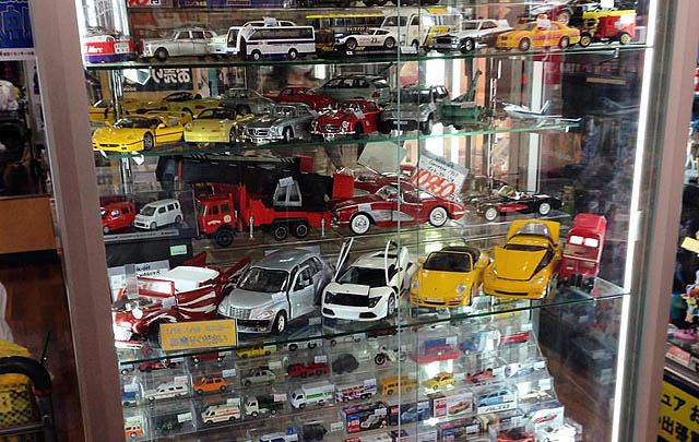 Video: Ini Caranya Bikin Mobil Diecast Era '60-an  