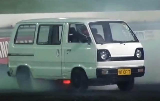 Video: Aksi Drifting Suzuki ST100 Minibus!  