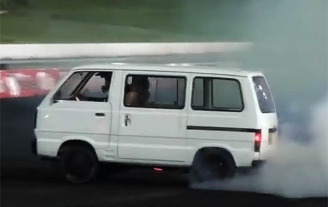 Video: Aksi Drifting Suzuki ST100 Minibus!  