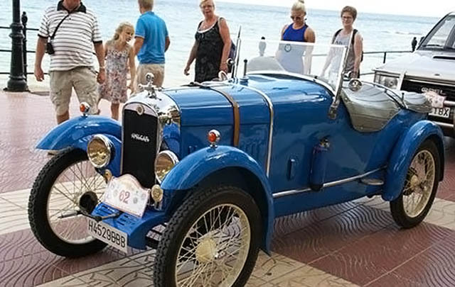 Barisan Mobil Klasik & Langka 'Banjiri' Ibiza  