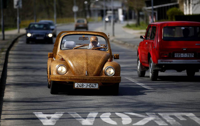 Wow, VW Beetle Ini Dirakit dari Puluhan Ribu Batang Kayu 