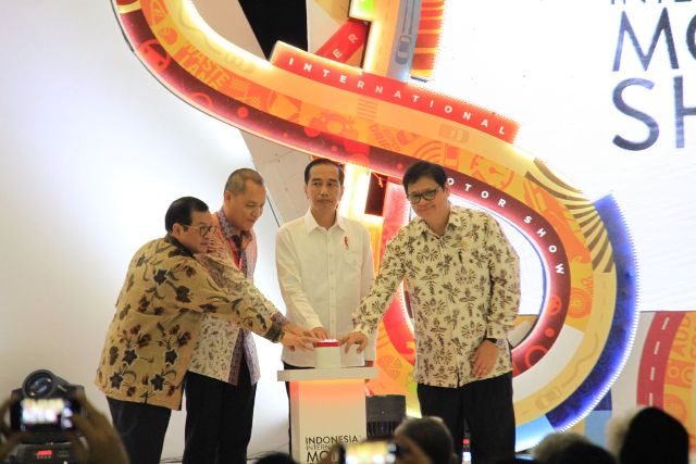 Foto-Foto Lengkap Presiden Jokowi Keliling IIMS 2018  