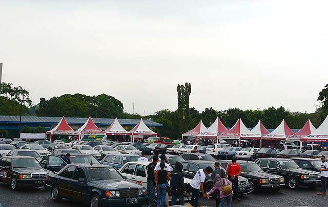 Hari Ke-3 Jamnas MB Club INA, Ratusan Mobil Gelar 'Victory Lap' di Sentul  