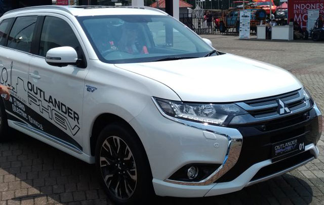 IIMS 2018: MitOSI mencoba SUV Plug-in Hybrid Mitsubishi Outlander PHEV  
