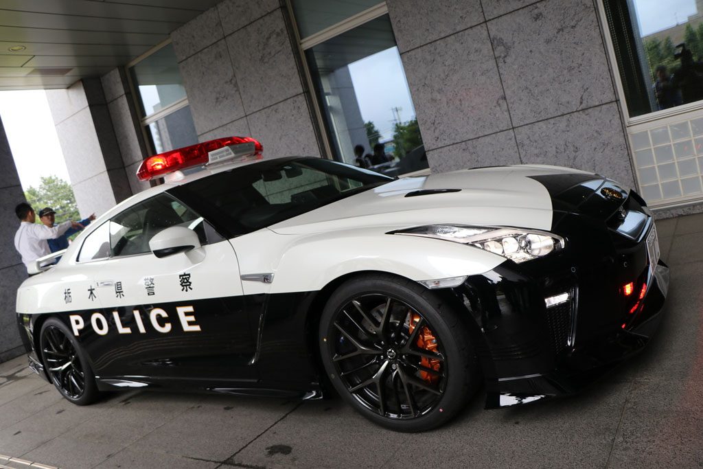 Nekat Ngebut, Mobil Polisi Nissan GT-R Ini Siap Mengintai  