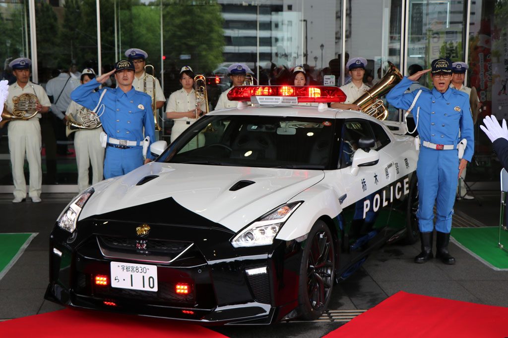 Nekat Ngebut, Mobil Polisi Nissan GT-R Ini Siap Mengintai  