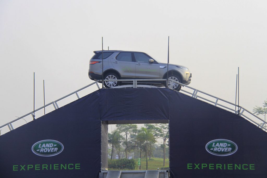 Uji Ketangguhan Jaguar Land Rover  
