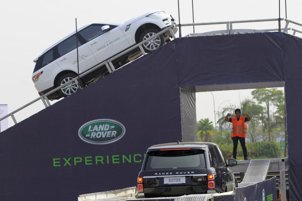 Uji Ketangguhan Jaguar Land Rover  