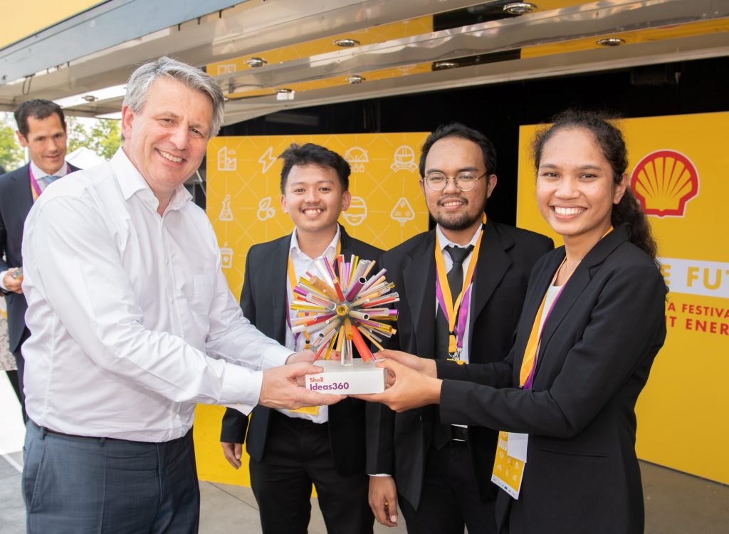 Smart Car Karya 3 Mahasiswa UGM Berhasil Juara di London  