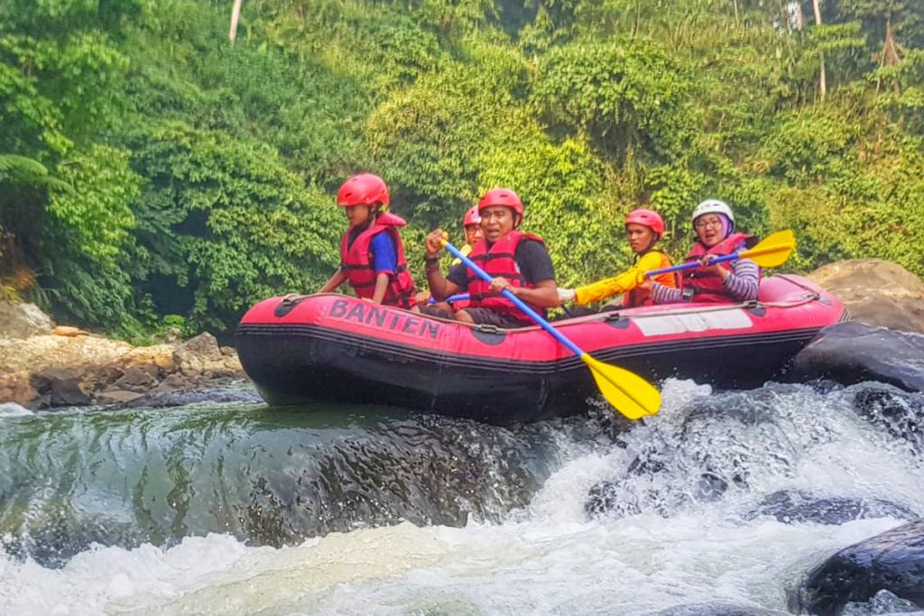 Family Fun Rafting TeRuCi di Banten 