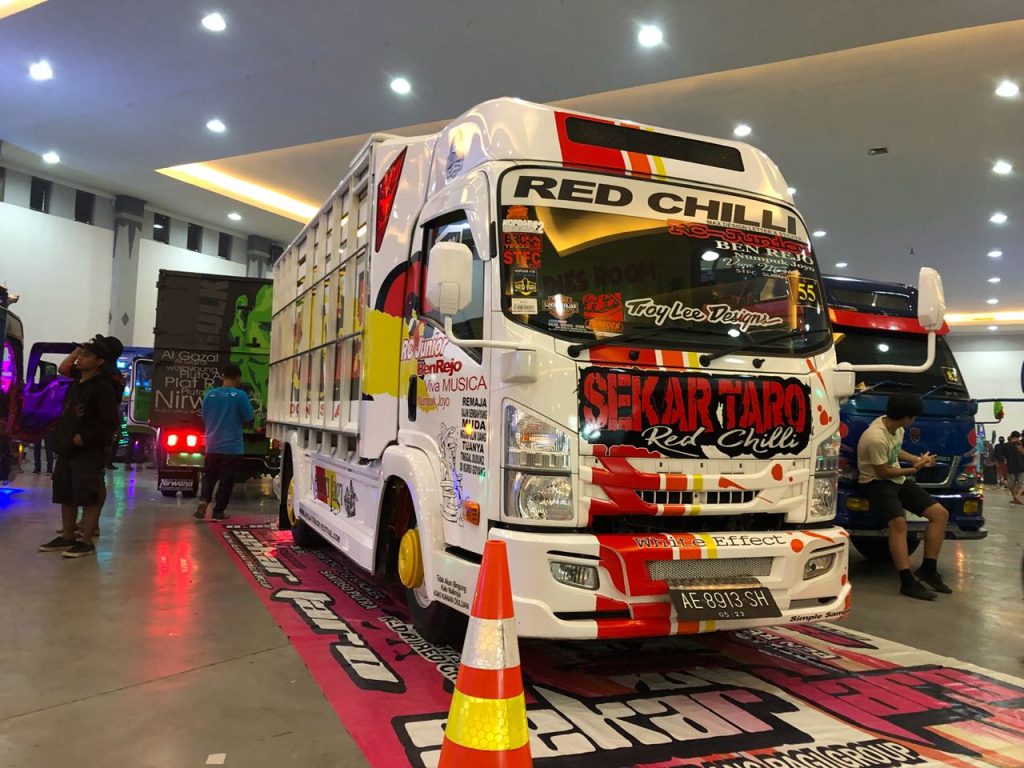 Modifikasi Isuzu Elf NMR 71 Eksis di Jogja Truck Festival 2018  