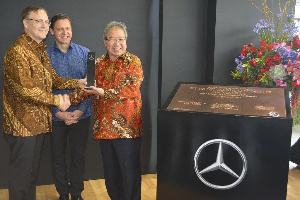 Mercedes-Benz Indonesia Resmikan Dua Dealer Sekaligus  