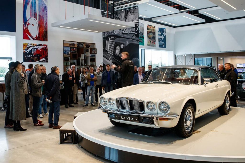 Konvoi Jaguar XJ Menuju Paris Motor Show  