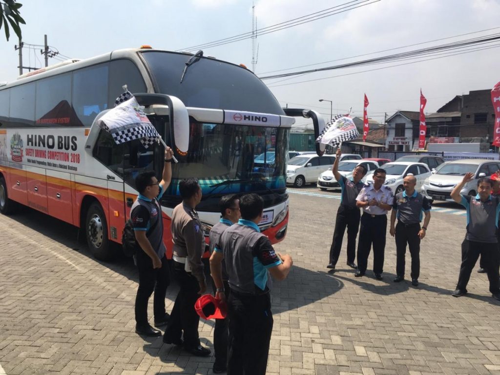 Hino Bikin Terampil Sopir Bus di Surabaya  