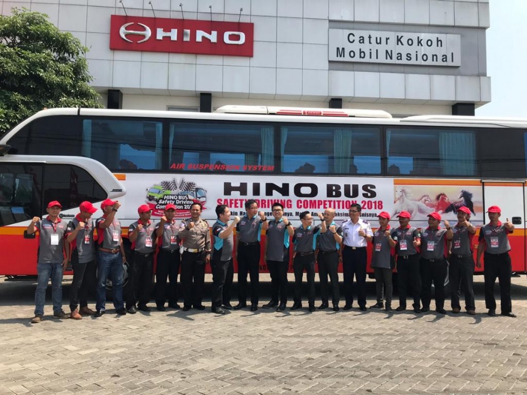 Hino Bikin Terampil Sopir Bus di Surabaya  