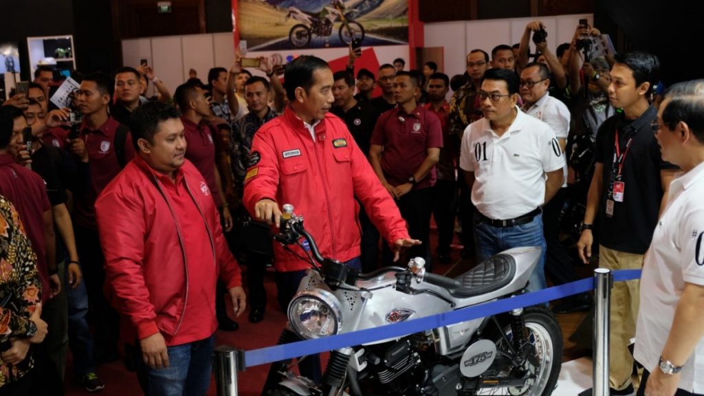 Jokowi Lihat Motor Listrik di IMOS 2018  