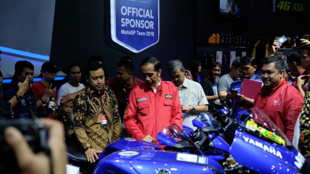 Jokowi Lihat Motor Listrik di IMOS 2018  