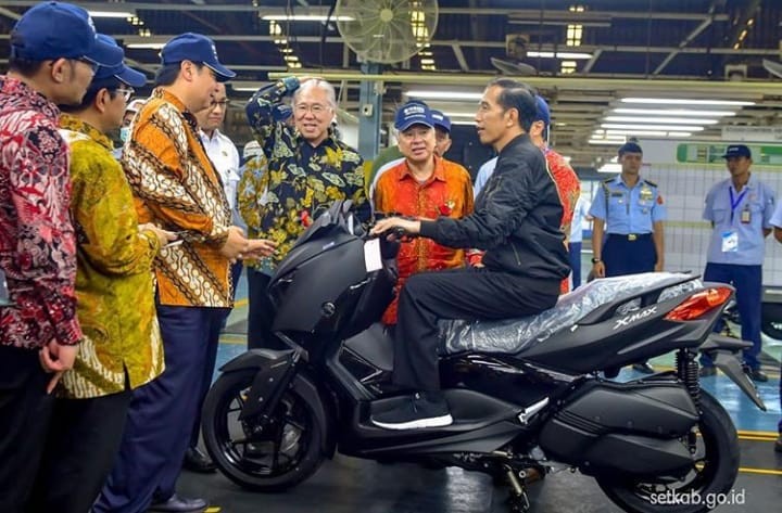 Jokowi Naik Xmax di Pabrik Yamaha, Rayakan Ekspor 1,5 Juta Unit  