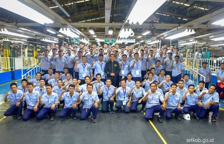Jokowi Naik Xmax di Pabrik Yamaha, Rayakan Ekspor 1,5 Juta Unit  
