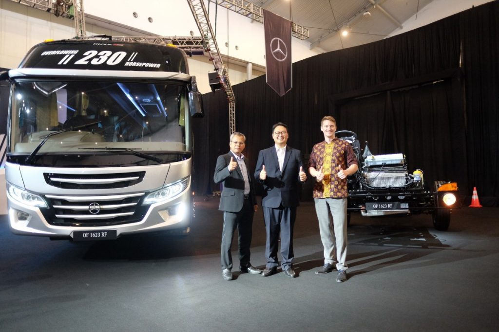 Daimler Luncurkan Dua Bus Mercedes-Benz Terbaru di Indonesia  