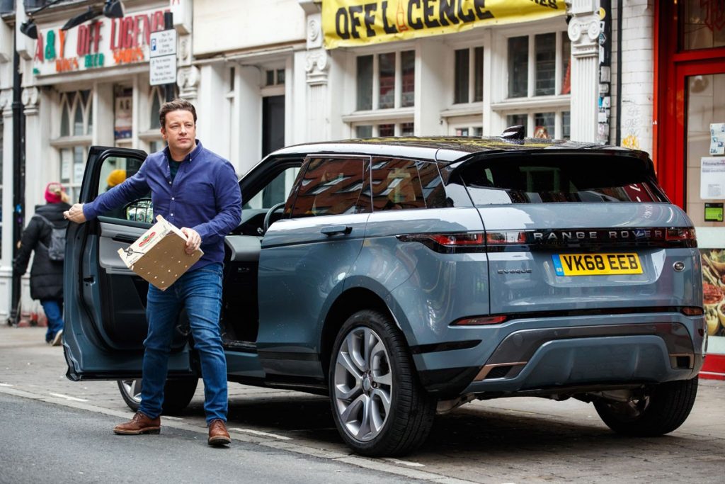 Jamie Oliver, Jadi Orang Pertama Geber Range Rover Evoque  