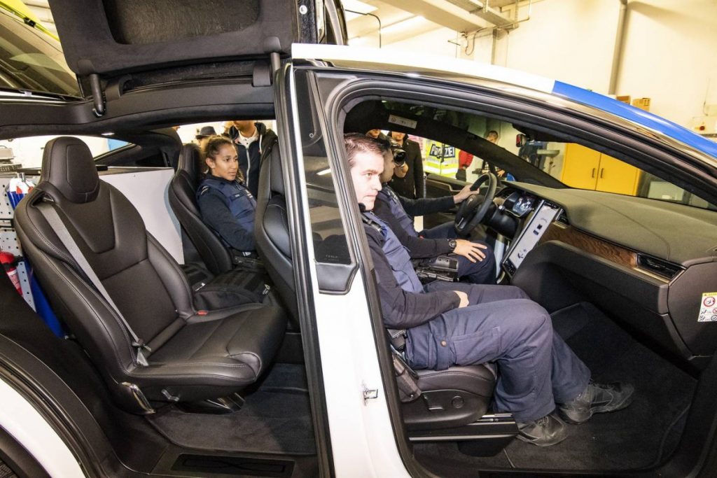 Tesla X 100D, Jadi Mobil Reaksi Cepat Nan Senyap di Swiss  