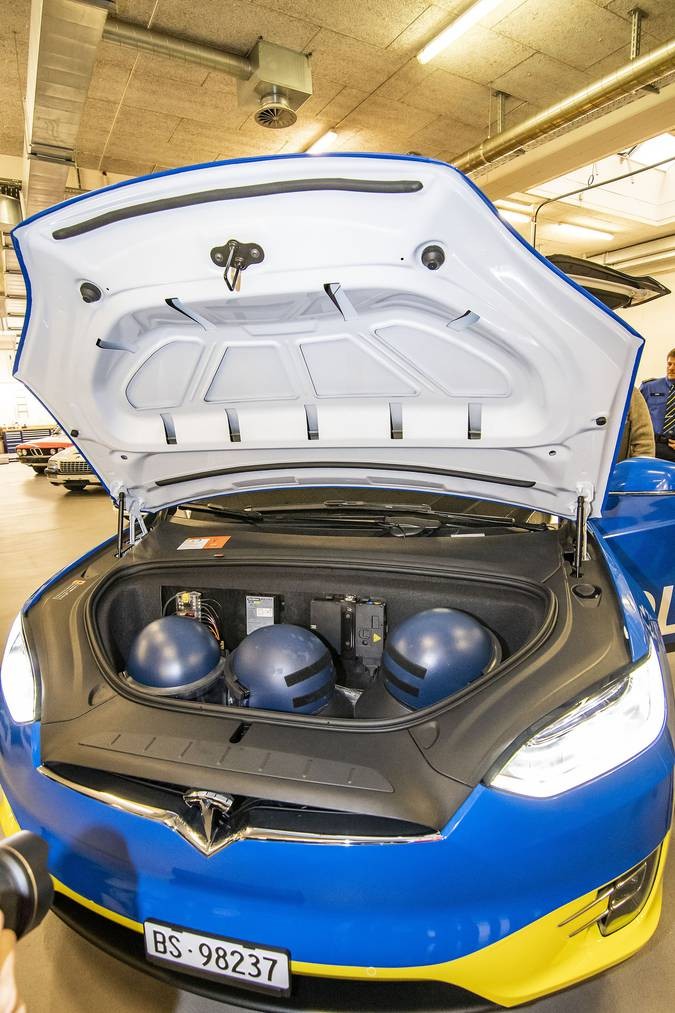 Tesla X 100D, Jadi Mobil Reaksi Cepat Nan Senyap di Swiss  