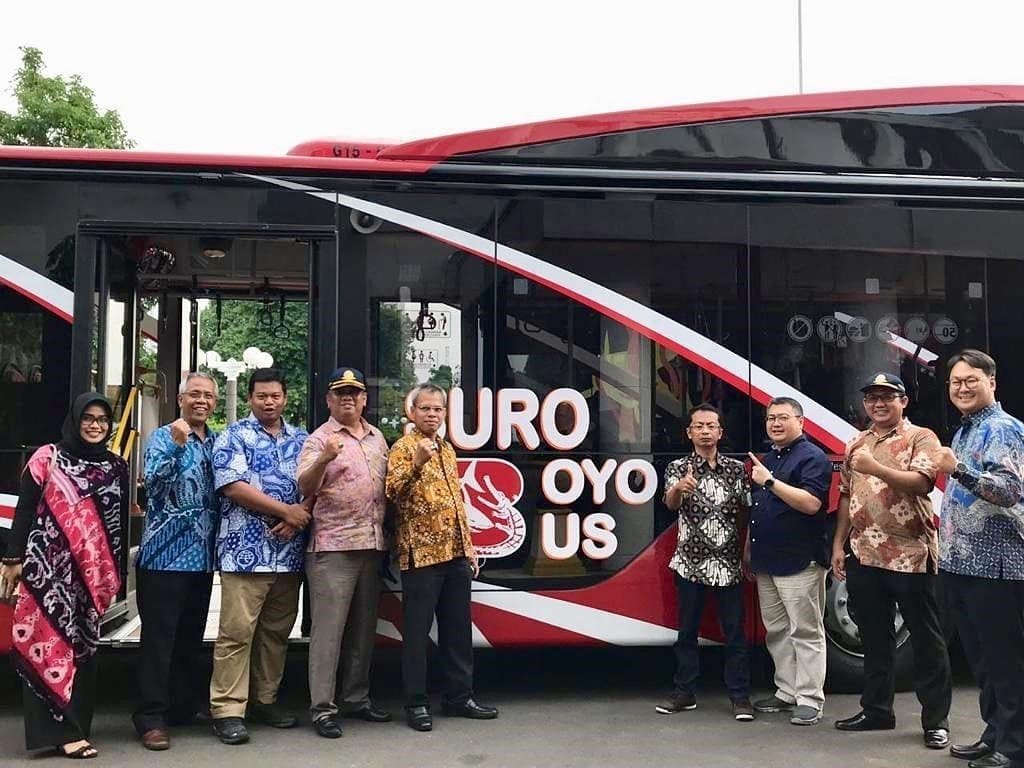 10 Bus Mercedes-Benz Ramah Lingkungan Beroperasi di Surabaya  