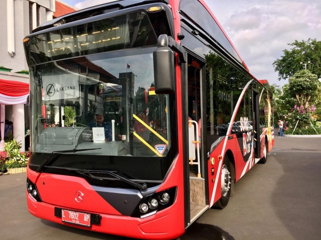 10 Bus Mercedes-Benz Ramah Lingkungan Beroperasi di Surabaya  