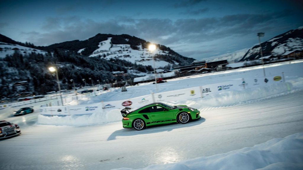 Porsche 911 Terbang Ke Puncak Alpen  