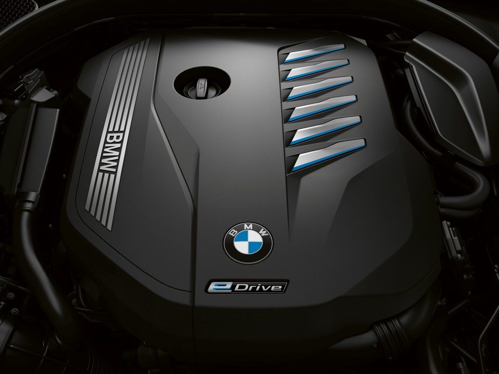 New BMW 745e, Bisa Sehemat Motor Cub!  