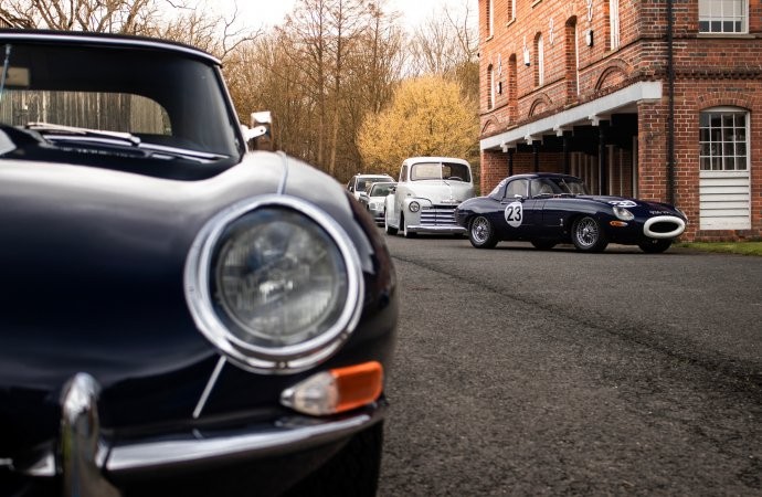 Berbagai Mobil Klasik di ‘UK Restoration Shop’  