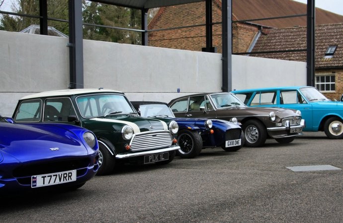 Berbagai Mobil Klasik di ‘UK Restoration Shop’  