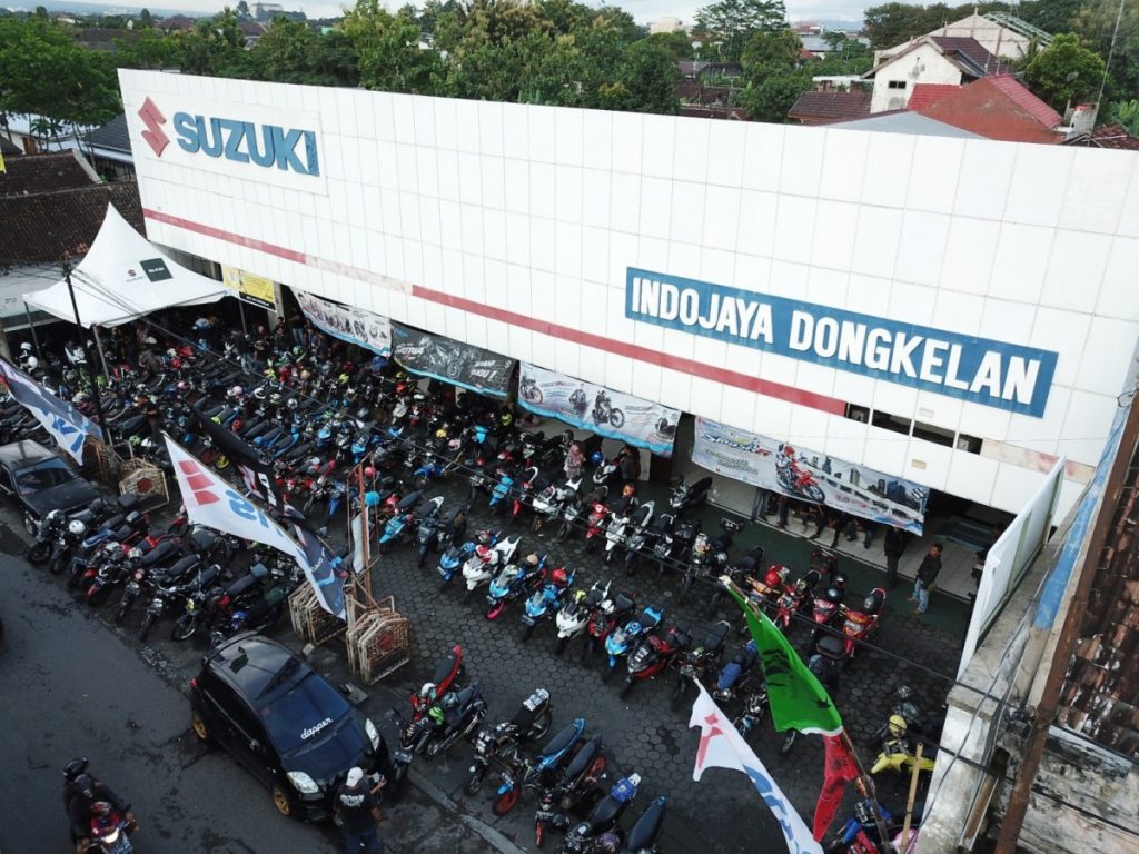 Ratusan Bikers Suzuki Kompak Ramaikan Suzuki Saturday Night Ride  