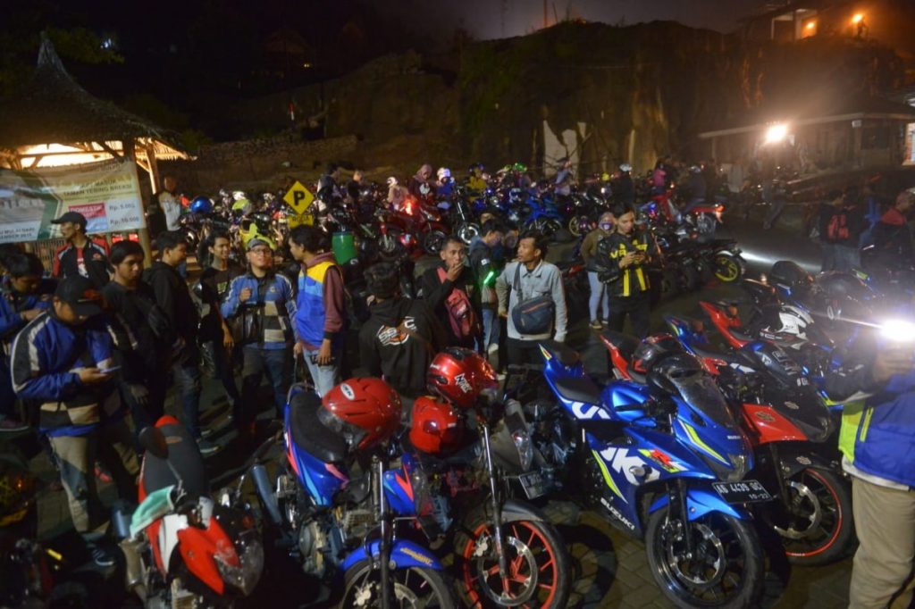 Ratusan Bikers Suzuki Kompak Ramaikan Suzuki Saturday Night Ride  