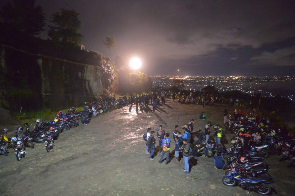 Ratusan Bikers Suzuki Kompak Ramaikan Suzuki Saturday Night Ride  