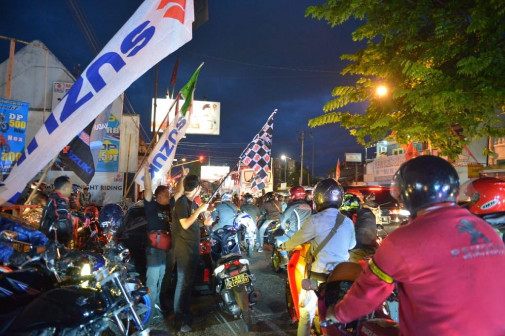 Ratusan Bikers Suzuki Kompak Ramaikan Suzuki Saturday Night Ride  