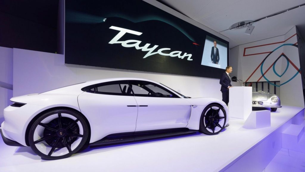 Mobil Listrik Porsche Taycan Diserbu 20.000 Calon Pembeli  